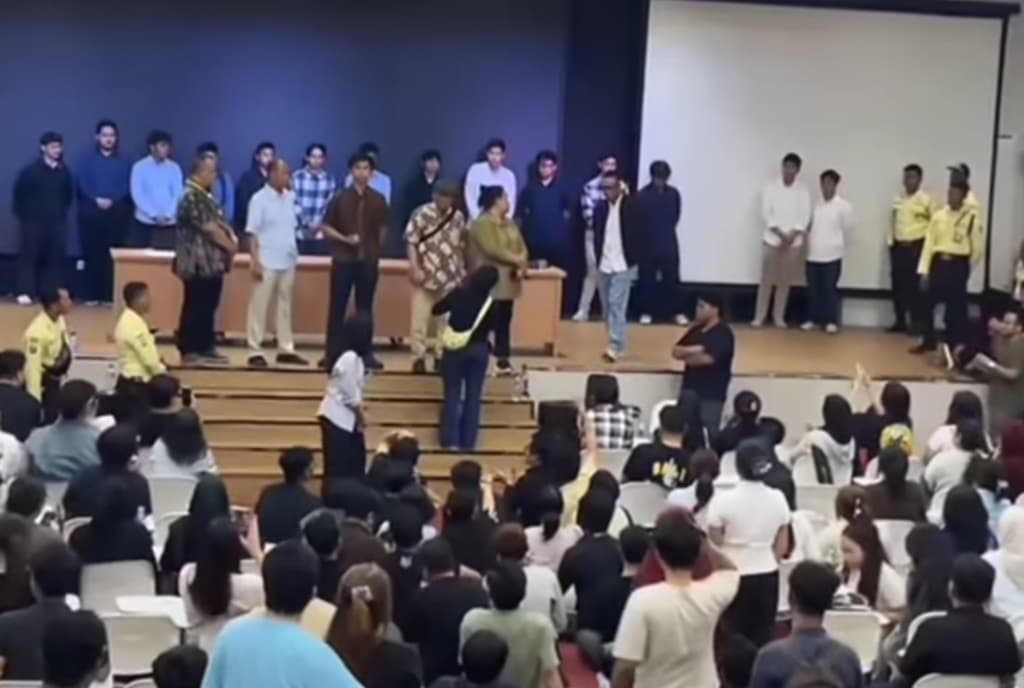 16 Mahasiswa FH UI Terduga Pelaku Pelecehan Seksual Ditampilkan, Disiarkan Live di Medsos 16 Mahasiswa FH UI Terduga Pelaku Pelecehan Seksual Ditampilkan, Disiarkan Live di Medsos