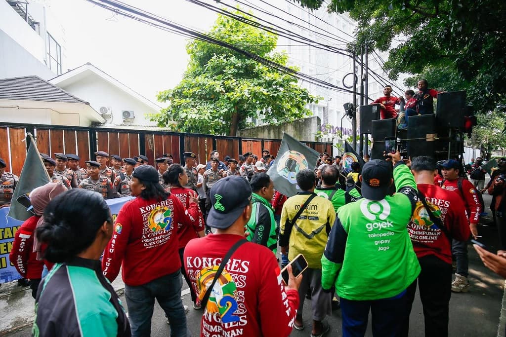 Massa Ojol Demo di Kantor Saiful Mujani, Tolak Seruan Gulingkan Prabowo Massa Ojol Demo di Kantor Saiful Mujani, Tolak Seruan Gulingkan Prabowo