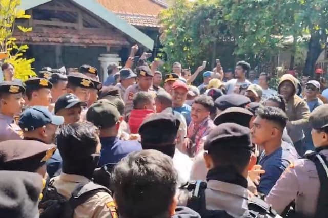 Ricuh! Eksekusi Rumah di Surabaya Diwarnai Perlawanan Berujung Aksi Saling Dorong Ricuh! Eksekusi Rumah di Surabaya Diwarnai Perlawanan Berujung Aksi Saling Dorong