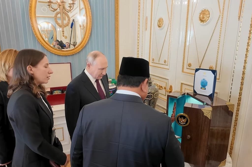 Bertukar Cenderamata, Prabowo Hadiahkan Putin Vas dan Miniatur Candi Borobudur Bertukar Cenderamata, Prabowo Hadiahkan Putin Vas dan Miniatur Candi Borobudur