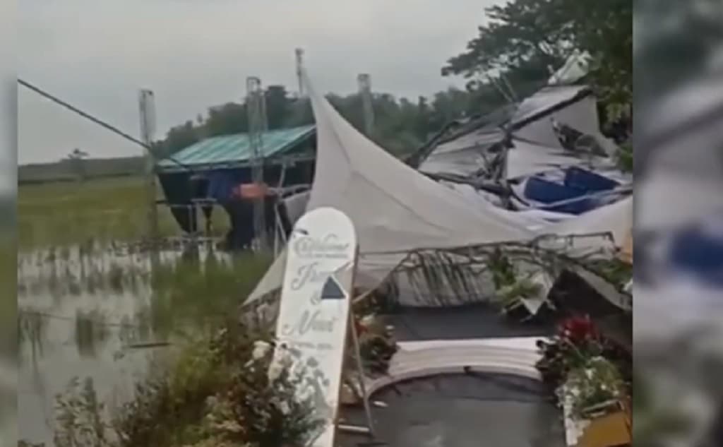Viral Tenda Pernikahan di Tuban Ambruk Disapu Angin Kencang, Begini Komentar Netizen Viral Tenda Pernikahan di Tuban Ambruk Disapu Angin Kencang, Begini Komentar Netizen