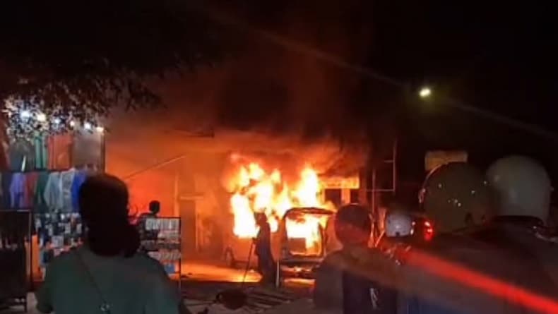 Avanza Bawa 6 Orang Terbakar di Gowa, Api Diduga dari Ledakan Korek Gas Avanza Bawa 6 Orang Terbakar di Gowa, Api Diduga dari Ledakan Korek Gas