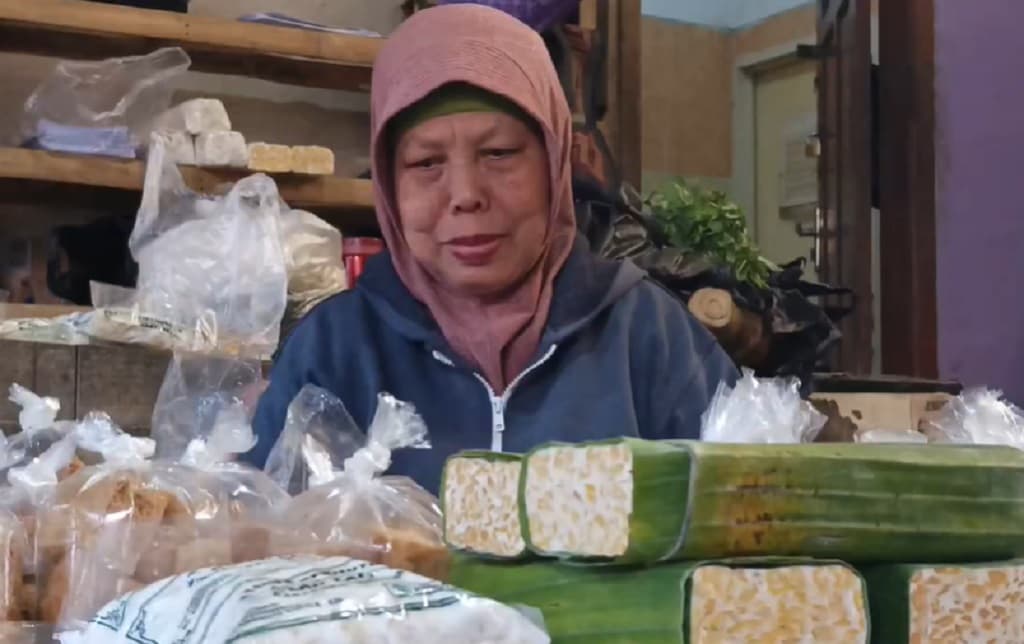 Kisah Haru Nenek Penjual Tempe di Kuningan Berangkat Haji usai Nabung 25 Tahun Kisah Haru Nenek Penjual Tempe di Kuningan Berangkat Haji usai Nabung 25 Tahun