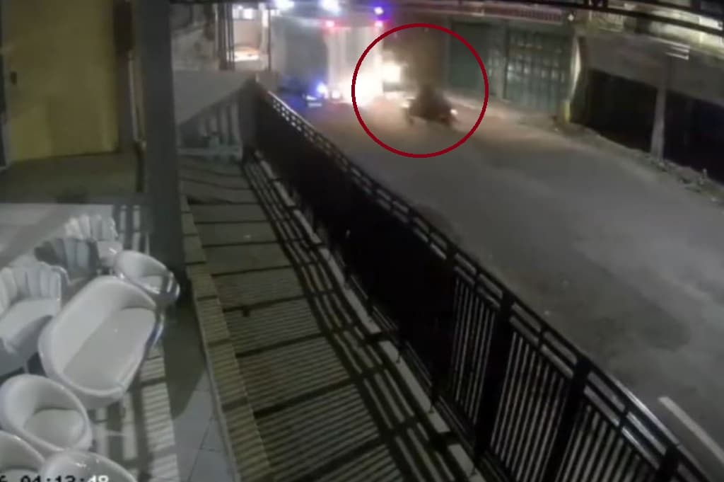 Kecelakaan Motor Bonceng 3 di Pasuruan, 1 Orang Tewas Terlindas Truk usai Gagal Menyalip Kecelakaan Motor Bonceng 3 di Pasuruan, 1 Orang Tewas Terlindas Truk usai Gagal Menyalip