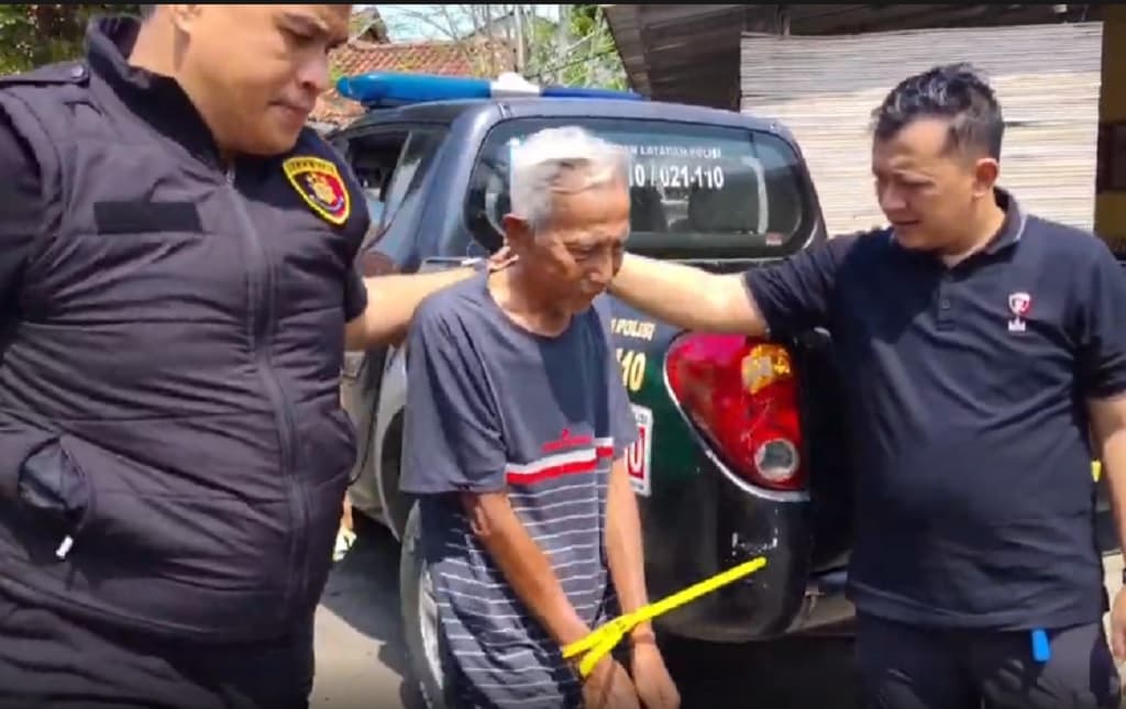 Sadis! Kakek Bacok Siswa SD di Pangandaran Dalam Kelas gegara Tersinggung Diejek Sadis! Kakek Bacok Siswa SD di Pangandaran Dalam Kelas gegara Tersinggung Diejek