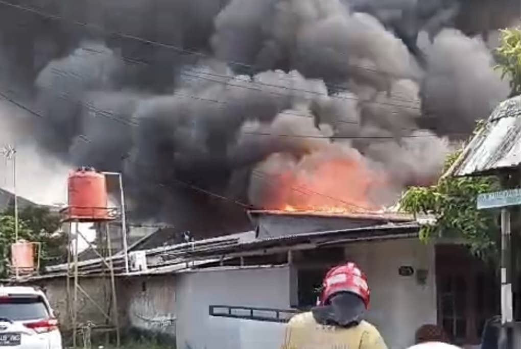 Kebakaran Asrama Polri di Ciledug, 40 Personel Damkar Dikerahkan Kebakaran Asrama Polri di Ciledug, 40 Personel Damkar Dikerahkan
