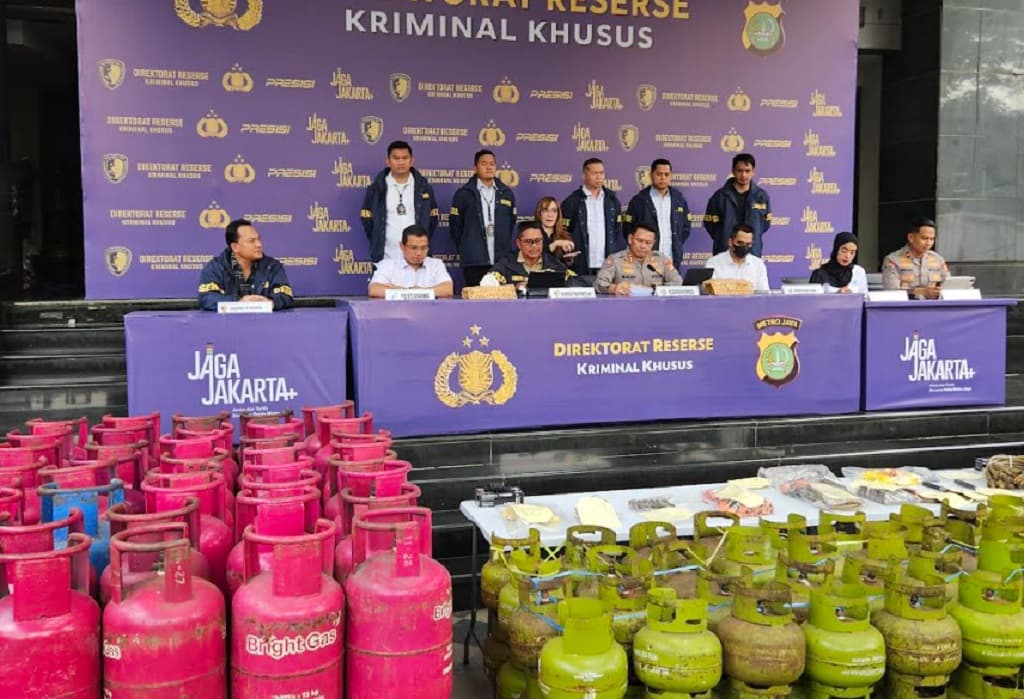 Polda Metro Bongkar Praktik LPG Oplosan, Omzet Pelaku Capai Rp2,7 Miliar Polda Metro Bongkar Praktik LPG Oplosan, Omzet Pelaku Capai Rp2,7 Miliar