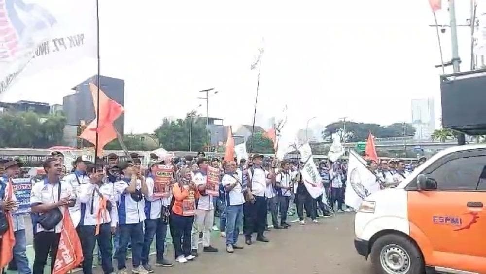 Ratusan Buruh Geruduk DPR, Tuntut Pengesahan UU Ketenagakerjaan Baru Ratusan Buruh Geruduk DPR, Tuntut Pengesahan UU Ketenagakerjaan Baru