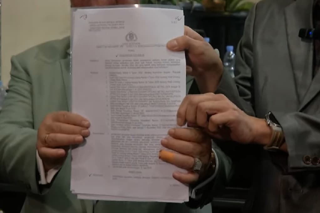 Rismon Sianipar Pamerkan SP3 Kasus Ijazah Jokowi: Sudah Resmi! Rismon Sianipar Pamerkan SP3 Kasus Ijazah Jokowi: Sudah Resmi!