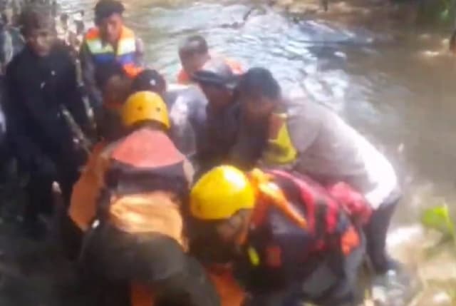 Satpam SMAN 1 Banjaran Bandung Ditemukan Tewas usai Selamatkan Siswi Hanyut Satpam SMAN 1 Banjaran Bandung Ditemukan Tewas usai Selamatkan Siswi Hanyut