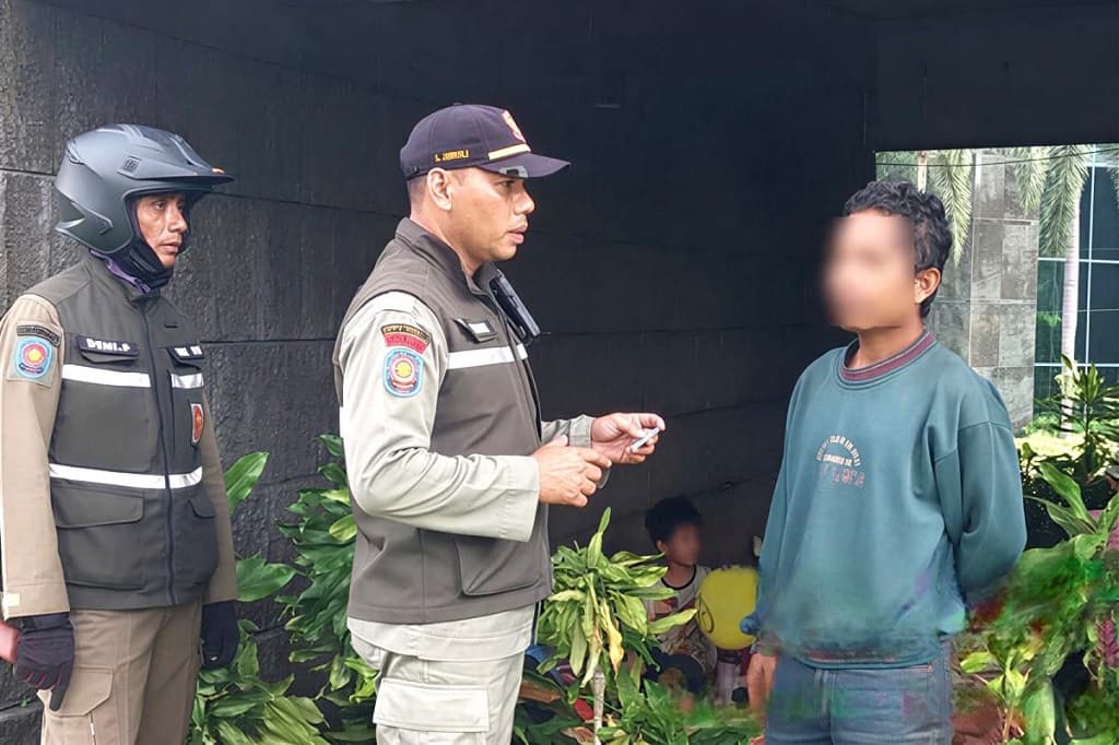 Pilu! Sekeluarga Terpaksa Tinggal di Kolong Semanggi, Kehabisan Uang gegara Dicopet Pilu! Sekeluarga Terpaksa Tinggal di Kolong Semanggi, Kehabisan Uang gegara Dicopet