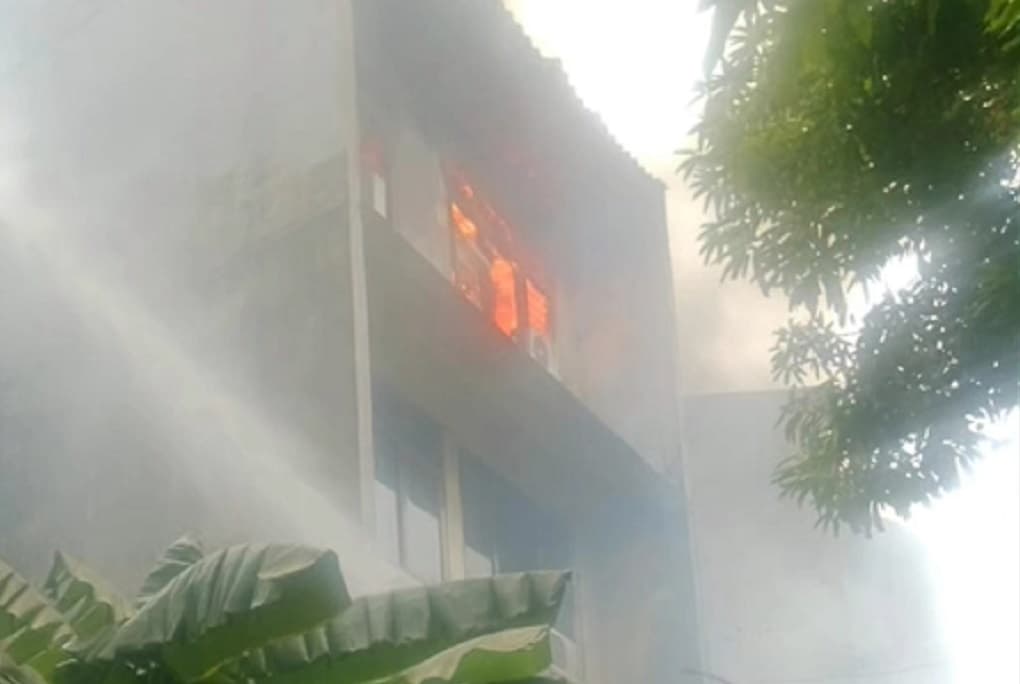 Kebakaran Asrama Polri di Kalideres, 40 Personel Damkar Berjibaku Padamkan Api Kebakaran Asrama Polri di Kalideres, 40 Personel Damkar Berjibaku Padamkan Api