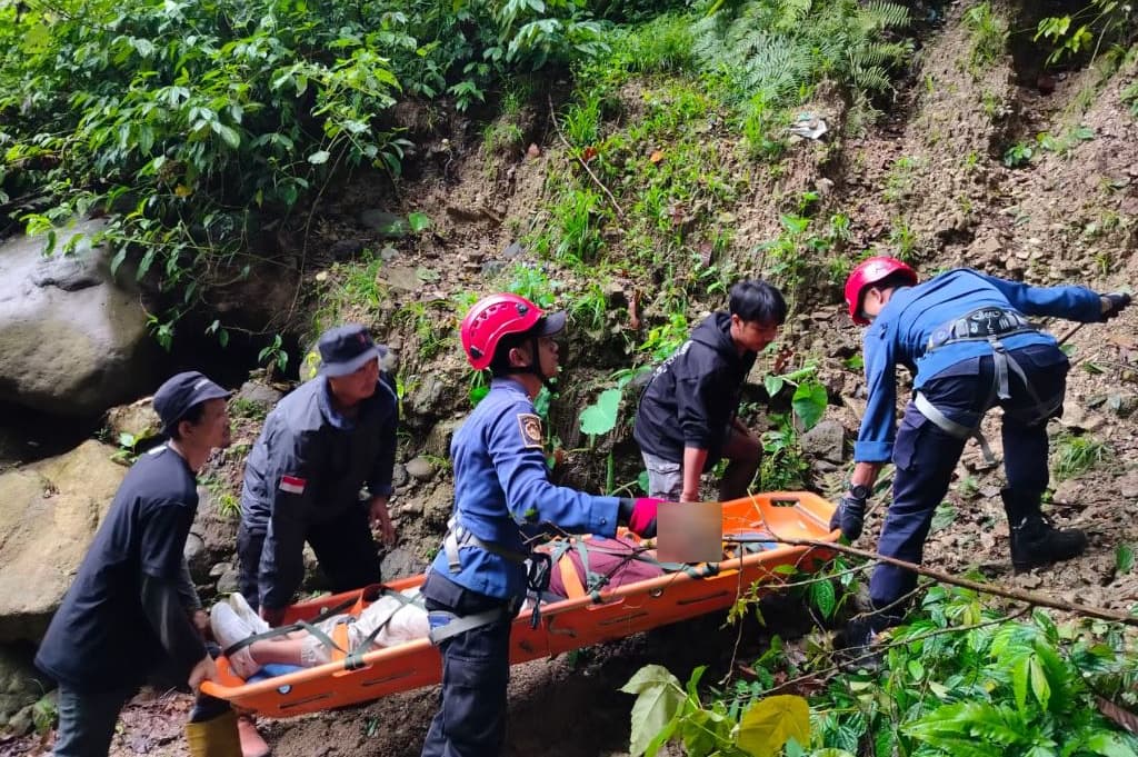 Kecelakaan Minibus Terjun Jurang 50 Meter di Malibou Anai Padang Pariaman, 7 Orang Luka Kecelakaan Minibus Terjun Jurang 50 Meter di Malibou Anai Padang Pariaman, 7 Orang Luka