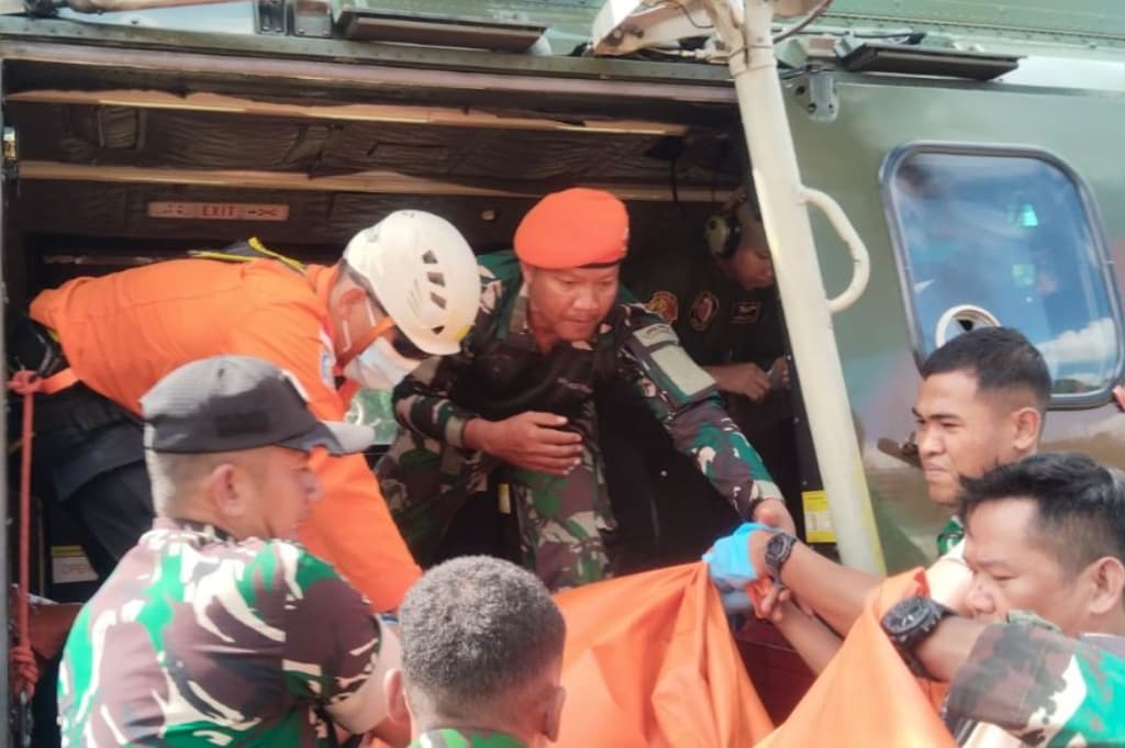 Aksi Cepat TNI! 209 Prajurit Dikerahkan Evakuasi Korban Helikopter Jatuh di Sekadau Aksi Cepat TNI! 209 Prajurit Dikerahkan Evakuasi Korban Helikopter Jatuh di Sekadau