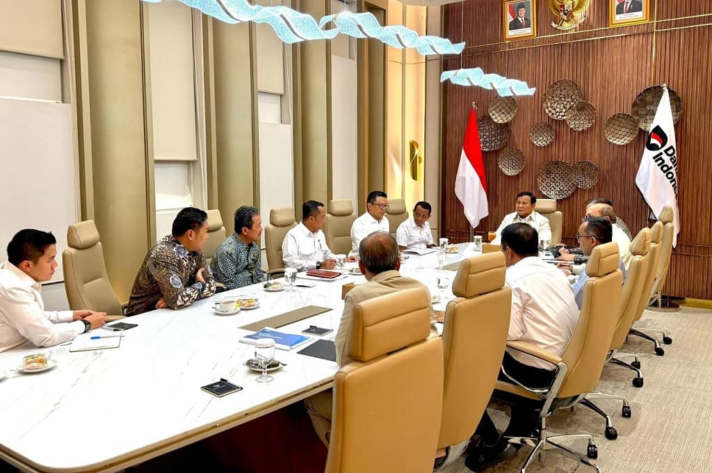 Prabowo Langsung Kumpulkan Menteri usai Lawatan Eropa, Bahas Energi hingga Pendidikan Prabowo Langsung Kumpulkan Menteri usai Lawatan Eropa, Bahas Energi hingga Pendidikan