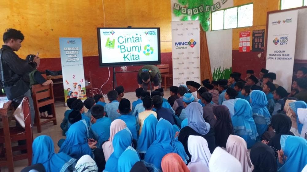 Peringati Hari Bumi, Siswa SD di Cibilik Sulap Barang Bekas jadi Media Tanam Peringati Hari Bumi, Siswa SD di Cibilik Sulap Barang Bekas jadi Media Tanam