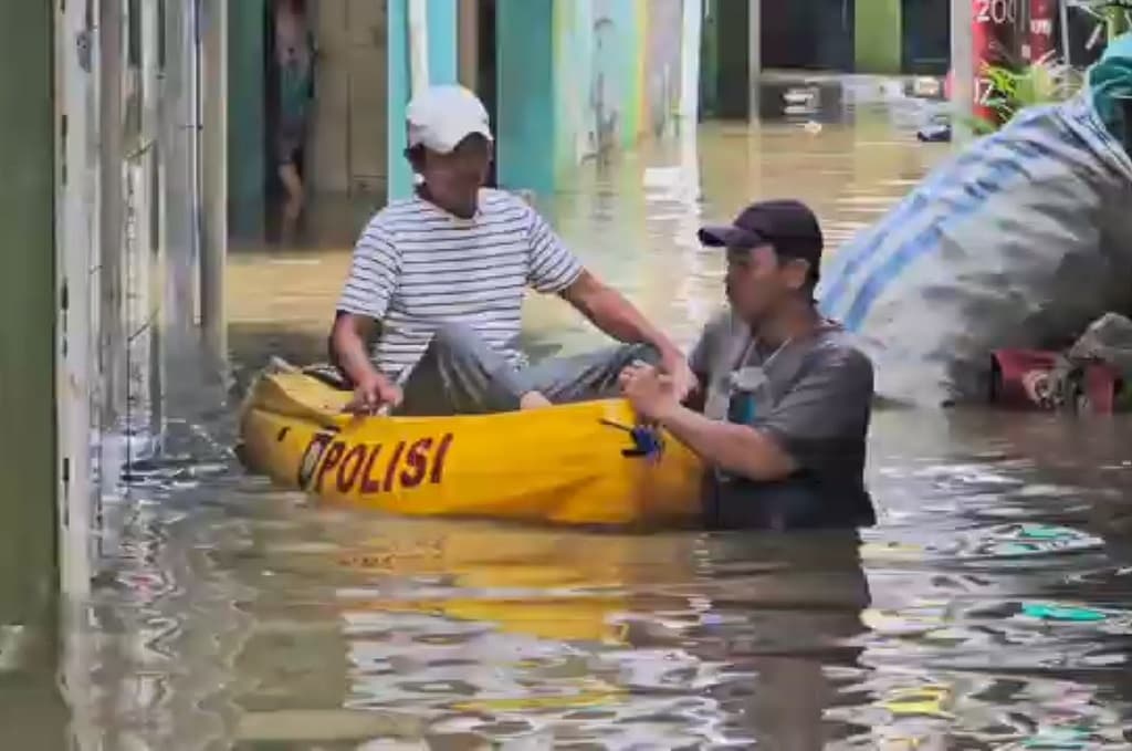 Banjir kembali Landa Kebon Pala Jaktim, Warga Terpaksa Naik Perahu Banjir kembali Landa Kebon Pala Jaktim, Warga Terpaksa Naik Perahu