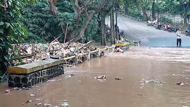 Kali Pesanggrahan Meluap, Akses Cinere–Pondok Cabe Terputus Kali Pesanggrahan Meluap, Akses Cinere–Pondok Cabe Terputus