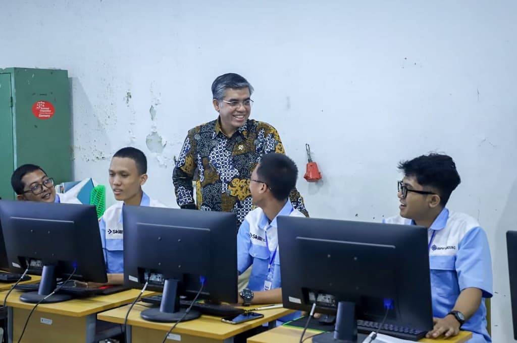 Menaker Sarankan Fresh Graduate Ikut Program Pelatihan Vokasi, Siap Masuk Dunia Kerja Menaker Sarankan Fresh Graduate Ikut Program Pelatihan Vokasi, Siap Masuk Dunia Kerja