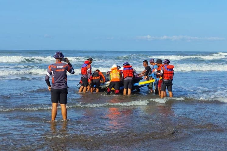 2 Pelajar Terseret Arus saat Surfing di Pantai Parangtritis, 1 Orang Hilang 2 Pelajar Terseret Arus saat Surfing di Pantai Parangtritis, 1 Orang Hilang