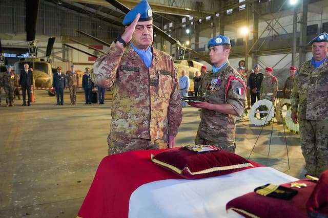 UNIFIL Beri Penghormatan ke Prajurit Prancis yang Gugur di Lebanon UNIFIL Beri Penghormatan ke Prajurit Prancis yang Gugur di Lebanon
