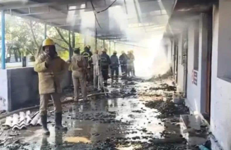 Pabrik Petasan Meledak, 25 Orang Tewas Pabrik Petasan Meledak, 25 Orang Tewas