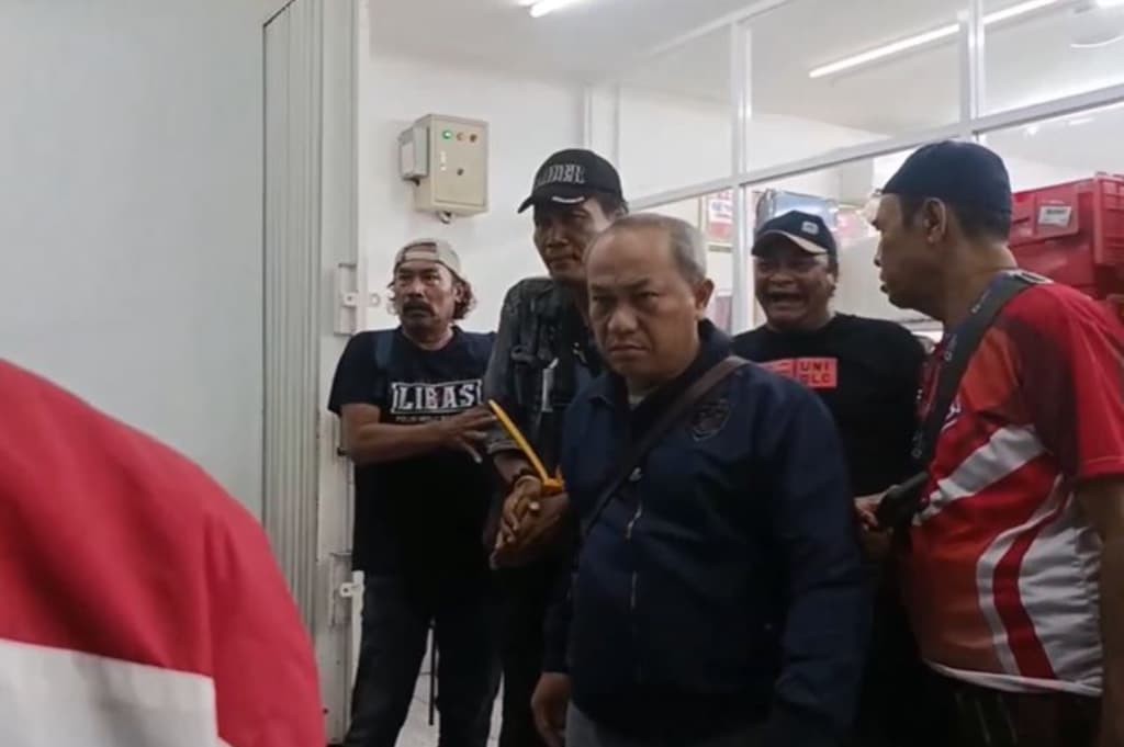 Meresahkan! Pria Mengamuk di Semarang Makan Tak Bayar hingga Ancam Ledakan Minimarket Meresahkan! Pria Mengamuk di Semarang Makan Tak Bayar hingga Ancam Ledakan Minimarket