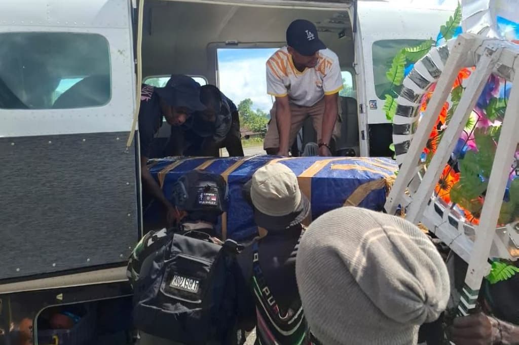 Haru! Momen TNI dan Warga Gotong Royong Evakuasi Jenazah di Nduga Papua Haru! Momen TNI dan Warga Gotong Royong Evakuasi Jenazah di Nduga Papua