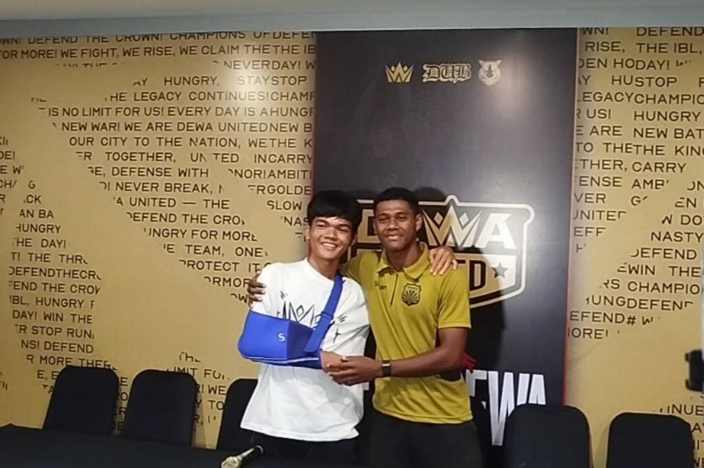 Tragedi Tendangan Kungfu di EPA U-20 Berakhir Damai, Fadly Alberto dan Raka Nurholis Saling Berangkulan Tragedi Tendangan Kungfu di EPA U-20 Berakhir Damai, Fadly Alberto dan Raka Nurholis Saling Berangkulan