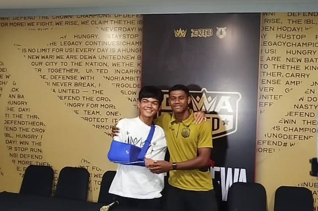 Tragedi Tendangan Kungfu di EPA U-20 Berakhir Damai, Fadly Alberto dan Raka Nurholis Saling Berangkulan Tragedi Tendangan Kungfu di EPA U-20 Berakhir Damai, Fadly Alberto dan Raka Nurholis Saling Berangkulan