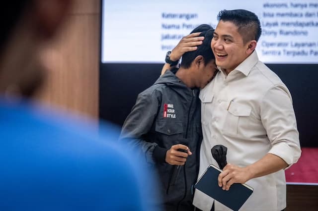 Momen Seskab Teddy Peluk Remaja yang Terharu Akhirnya Masuk Sekolah Rakyat Momen Seskab Teddy Peluk Remaja yang Terharu Akhirnya Masuk Sekolah Rakyat