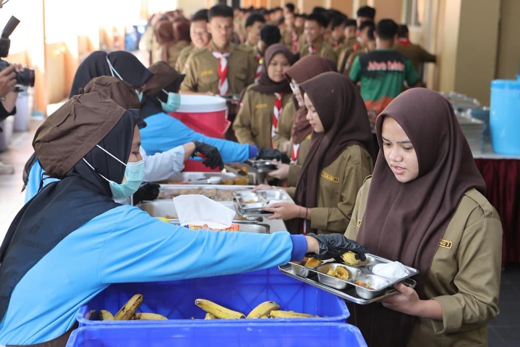 Perdana! MBG Sistem Prasmanan Disajikan di SMA Kemala Bhayangkari 1 Jaksel Perdana! MBG Sistem Prasmanan Disajikan di SMA Kemala Bhayangkari 1 Jaksel