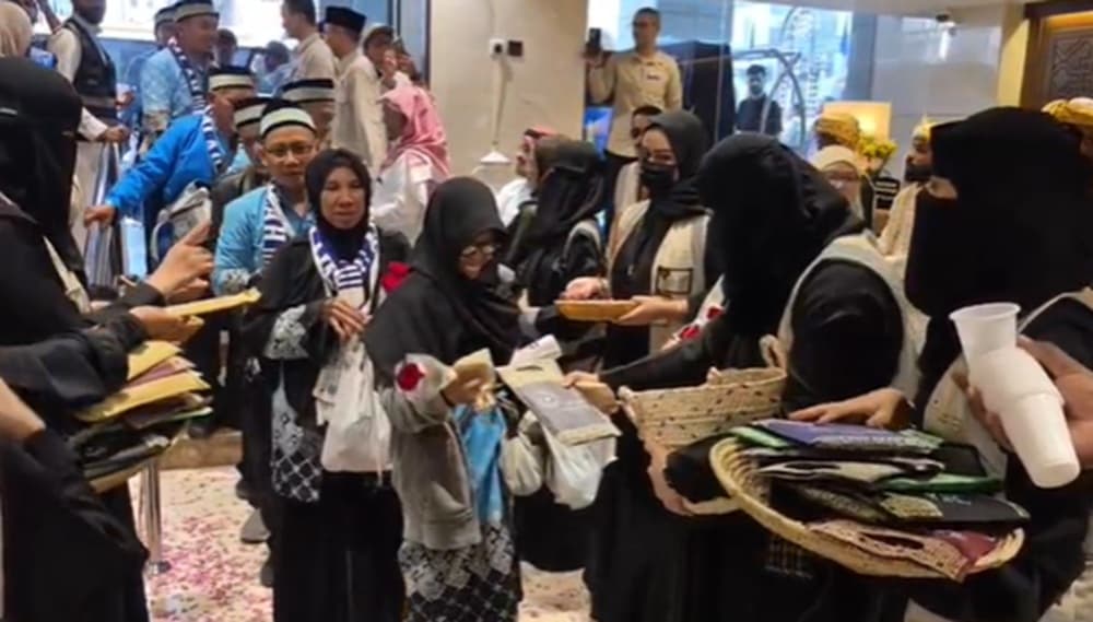 Momen Jemaah Haji RI Disambut Sholawat saat Tiba di Madinah Momen Jemaah Haji RI Disambut Sholawat saat Tiba di Madinah