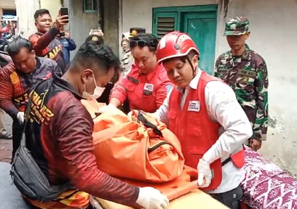 Surabaya Gempar! Pria Tewas Penuh Luka Bacok, Diduga Dikeroyok 4 Orang Surabaya Gempar! Pria Tewas Penuh Luka Bacok, Diduga Dikeroyok 4 Orang