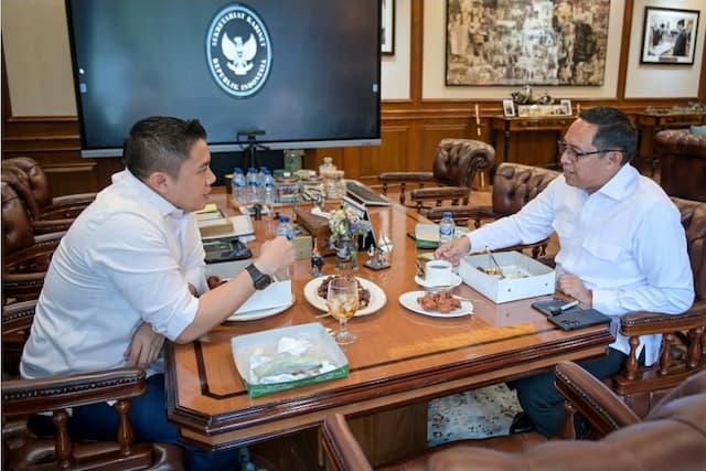 Hasan Nasbi Diajak Makan Siang Seskab Teddy Sambil Diskusi, Bahas Apa? Hasan Nasbi Diajak Makan Siang Seskab Teddy Sambil Diskusi, Bahas Apa?