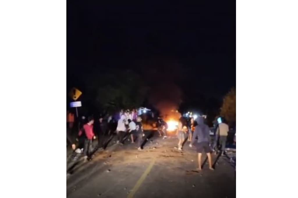 Bentrok Susulan di Walenrang Luwu, 1 Rumah Dibakar hingga Jalan Trans Sulawesi Lumpuh Bentrok Susulan di Walenrang Luwu, 1 Rumah Dibakar hingga Jalan Trans Sulawesi Lumpuh