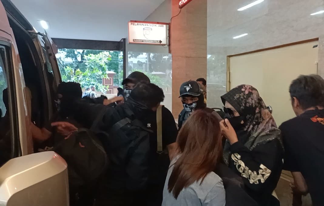 Breaking News: Istri dan 2 Anak Bandar Narkoba Ko Erwin Tiba di Bareskrim usai Ditangkap Breaking News: Istri dan 2 Anak Bandar Narkoba Ko Erwin Tiba di Bareskrim usai Ditangkap