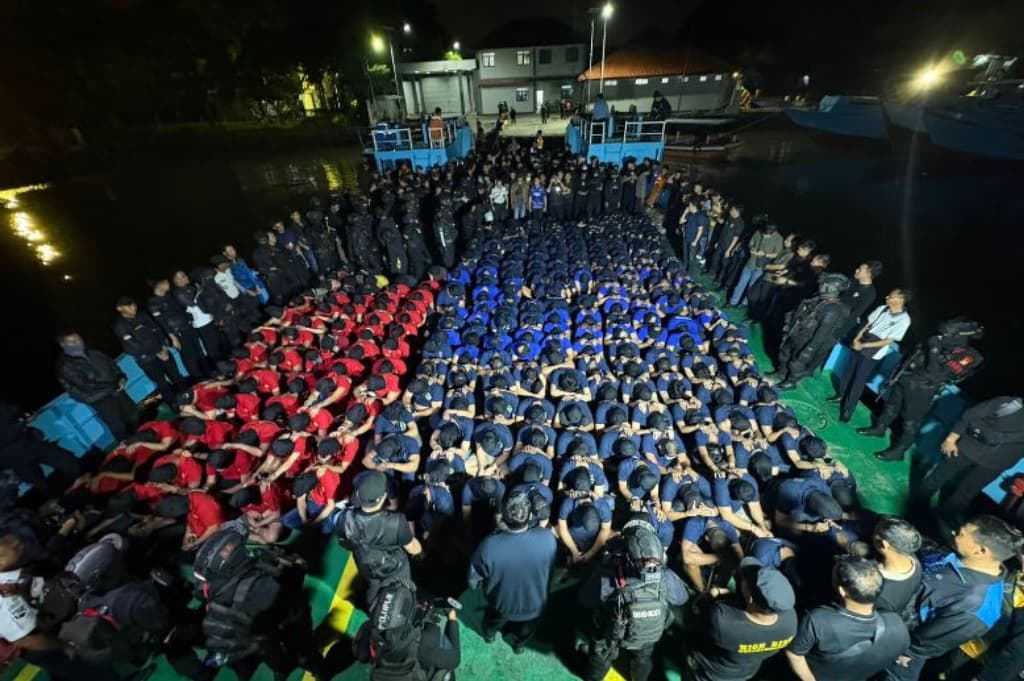 Penampakan Ratusan Napi Risiko Tinggi Dipindahkan ke Nusakambangan Penampakan Ratusan Napi Risiko Tinggi Dipindahkan ke Nusakambangan