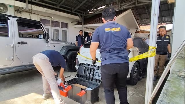Olah TKP Mobil Kades Purwasaba Hoho Alkaf Dibakar OTK, Polisi Temukan Sejumlah Barang Bukti Olah TKP Mobil Kades Purwasaba Hoho Alkaf Dibakar OTK, Polisi Temukan Sejumlah Barang Bukti