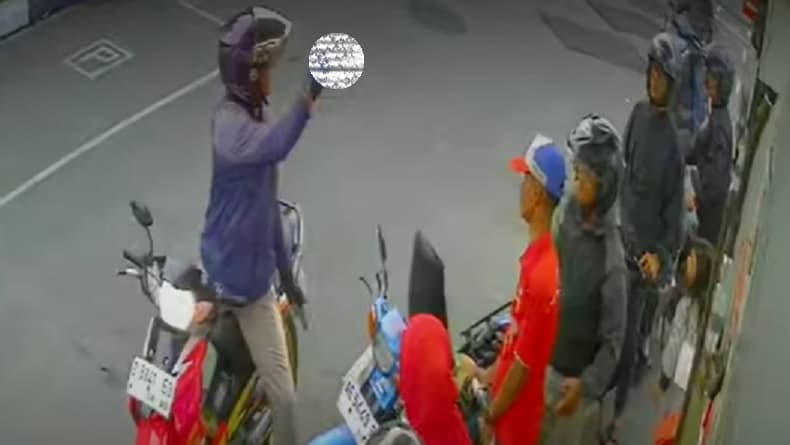 Kesal Ditegur karena Serobot Antrean, Pemotor di SPBU Bandung Keluarkan Benda Mirip Pistol Kesal Ditegur karena Serobot Antrean, Pemotor di SPBU Bandung Keluarkan Benda Mirip Pistol