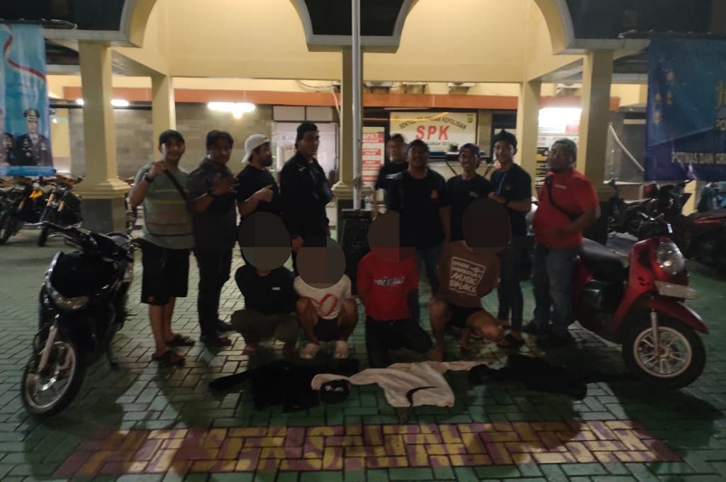 Heboh Aksi Begal di Sawah Besar Jakpus, 4 Pelaku Tak Berkutik Ditangkap Polisi Heboh Aksi Begal di Sawah Besar Jakpus, 4 Pelaku Tak Berkutik Ditangkap Polisi