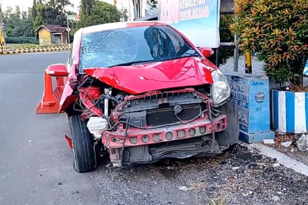 Kecelakaan Maut Motor Tabrak Mobil di Magetan, Pemuda 21 Tahun Tewas Kecelakaan Maut Motor Tabrak Mobil di Magetan, Pemuda 21 Tahun Tewas