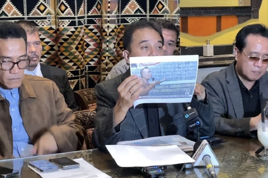 Roy Suryo Temukan Tulisan Gadhaj Adam di Ijazah Jokowi yang Diteliti Rismon, Bukan Gadjah Mada Roy Suryo Temukan Tulisan Gadhaj Adam di Ijazah Jokowi yang Diteliti Rismon, Bukan Gadjah Mada