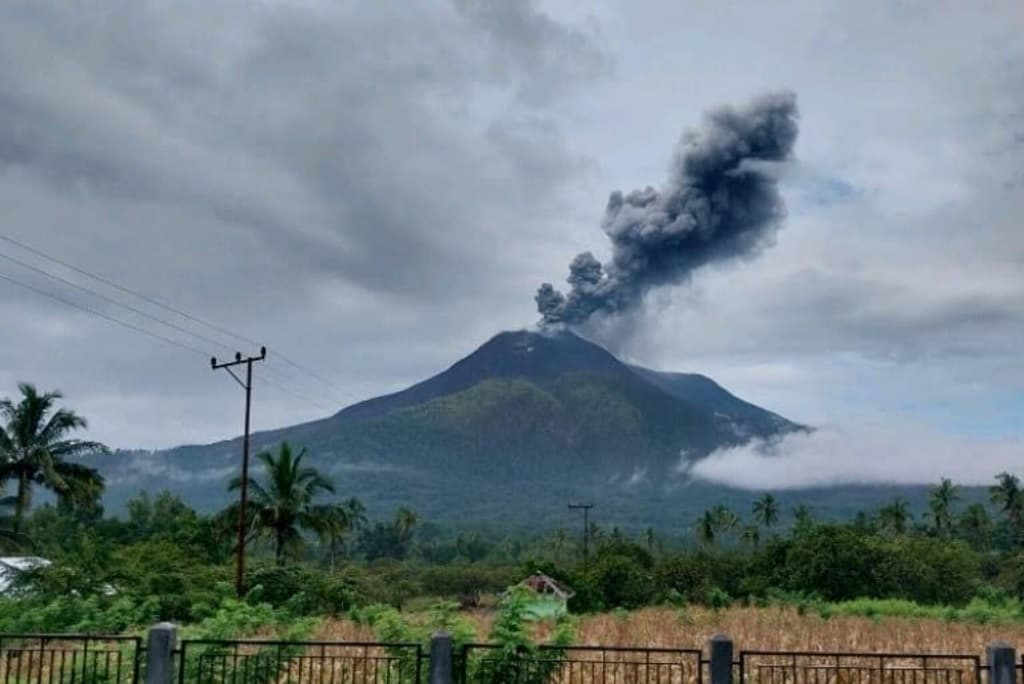Gunung Lewotobi Laki-laki Meletus Siang Ini, Semburkan Abu Vulkanik 1.000 Meter Gunung Lewotobi Laki-laki Meletus Siang Ini, Semburkan Abu Vulkanik 1.000 Meter