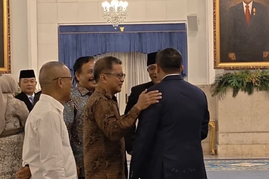 Akrab! Momen Rocky Gerung Tepuk Pundak Seskab Teddy di Istana Akrab! Momen Rocky Gerung Tepuk Pundak Seskab Teddy di Istana