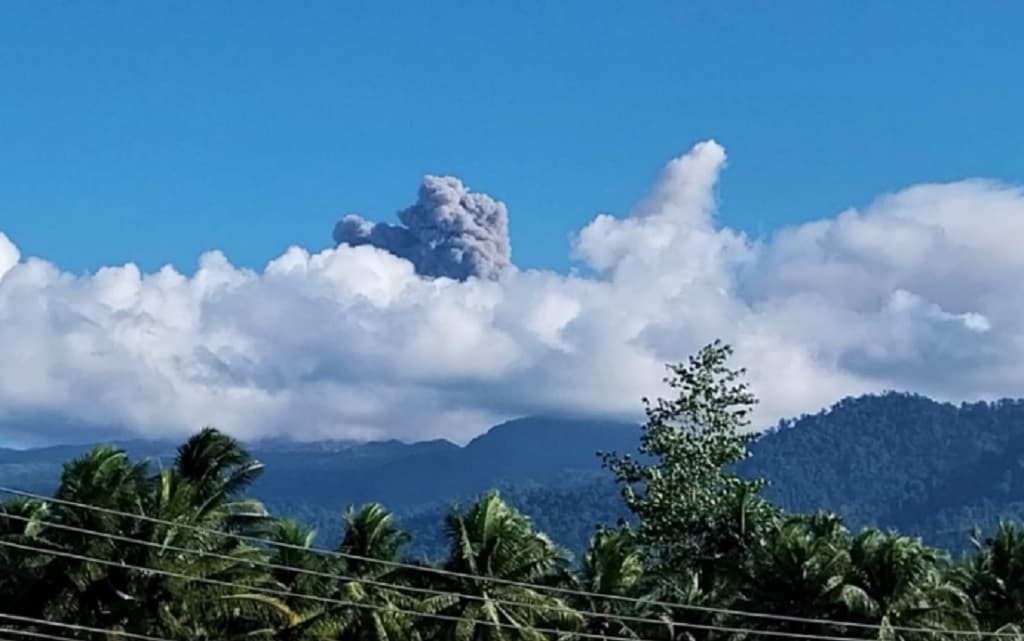 Gunung Dukono Meletus Hari Ini, Semburkan Abu Vulkanik 900 Meter Gunung Dukono Meletus Hari Ini, Semburkan Abu Vulkanik 900 Meter