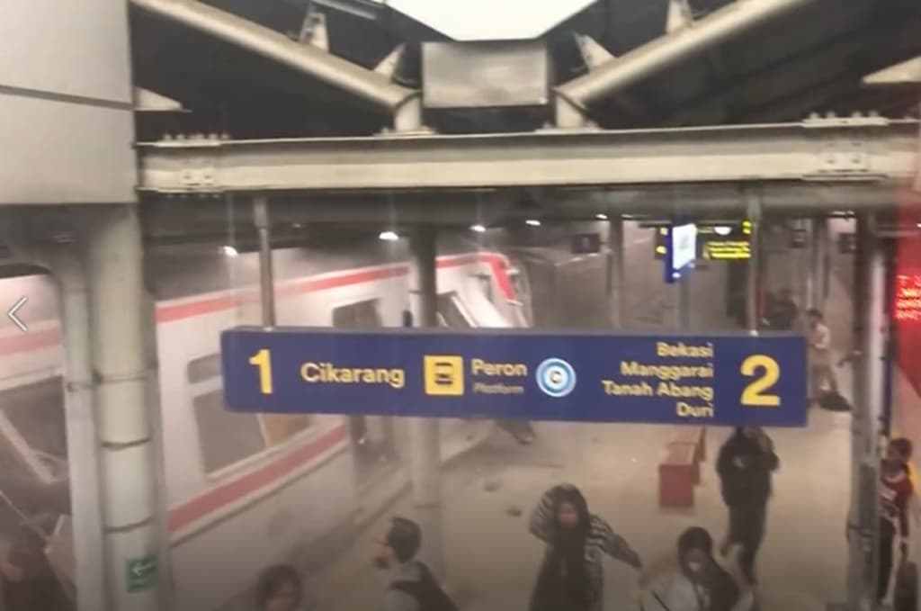 KRL Commuter Line dan KA Argo Bromo Tabrakan di Bekasi, Sejumlah Penumpang Luka-luka KRL Commuter Line dan KA Argo Bromo Tabrakan di Bekasi, Sejumlah Penumpang Luka-luka