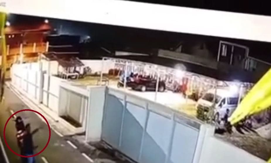 Viral Oknum Polisi Bawa Parang Datangi Rumah Wali Kota Palopo, Aksi Terekam CCTV Viral Oknum Polisi Bawa Parang Datangi Rumah Wali Kota Palopo, Aksi Terekam CCTV