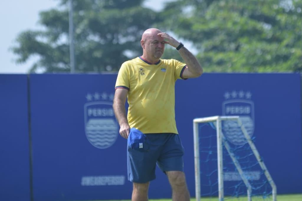 Bojan Hodak Buka-bukaan Masalah Persib jelang Lawan Bhayangkara FC: Kami Persulit Diri Sendiri! Bojan Hodak Buka-bukaan Masalah Persib jelang Lawan Bhayangkara FC: Kami Persulit Diri Sendiri!
