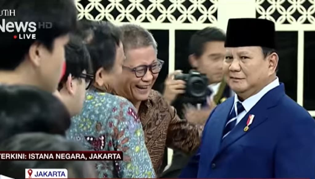 Rocky Gerung Muncul di Istana saat Pelantikan Menteri, Bersalaman dengan Prabowo Rocky Gerung Muncul di Istana saat Pelantikan Menteri, Bersalaman dengan Prabowo